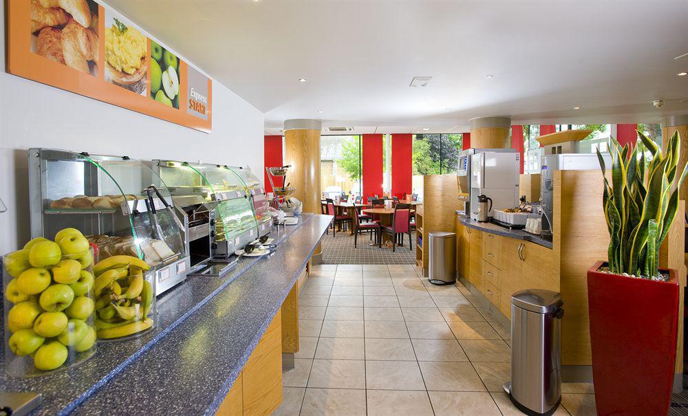 Holiday Inn Express Bath By Ihg Exterior foto