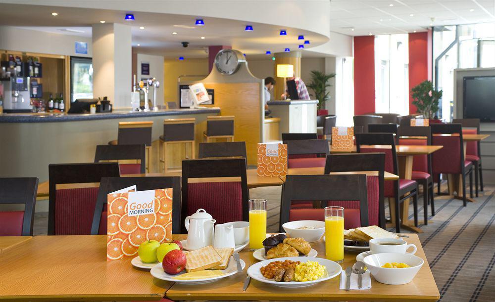Holiday Inn Express Bath By Ihg Exterior foto