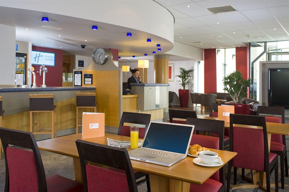 Holiday Inn Express Bath By Ihg Exterior foto