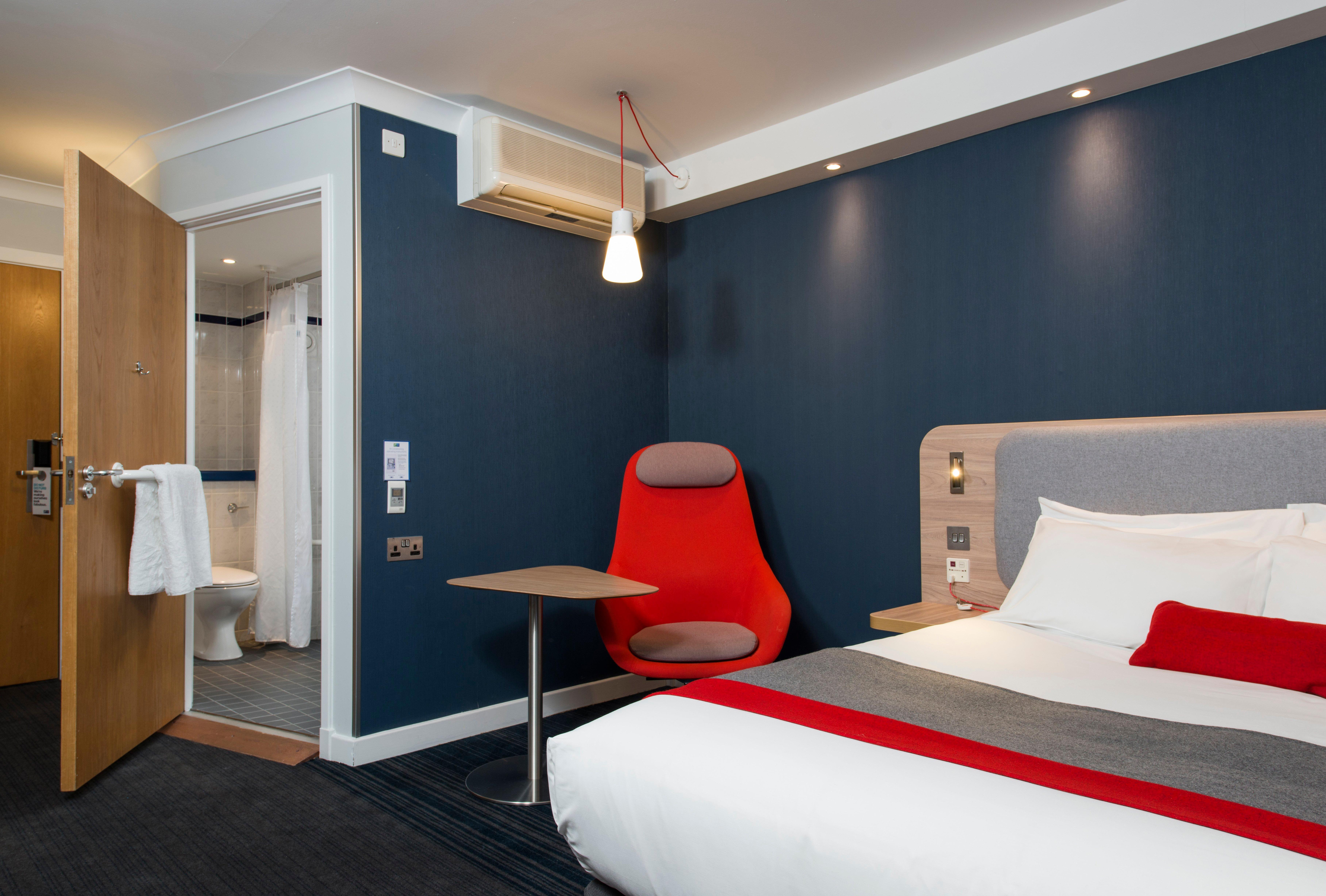 Holiday Inn Express Bath By Ihg Exterior foto