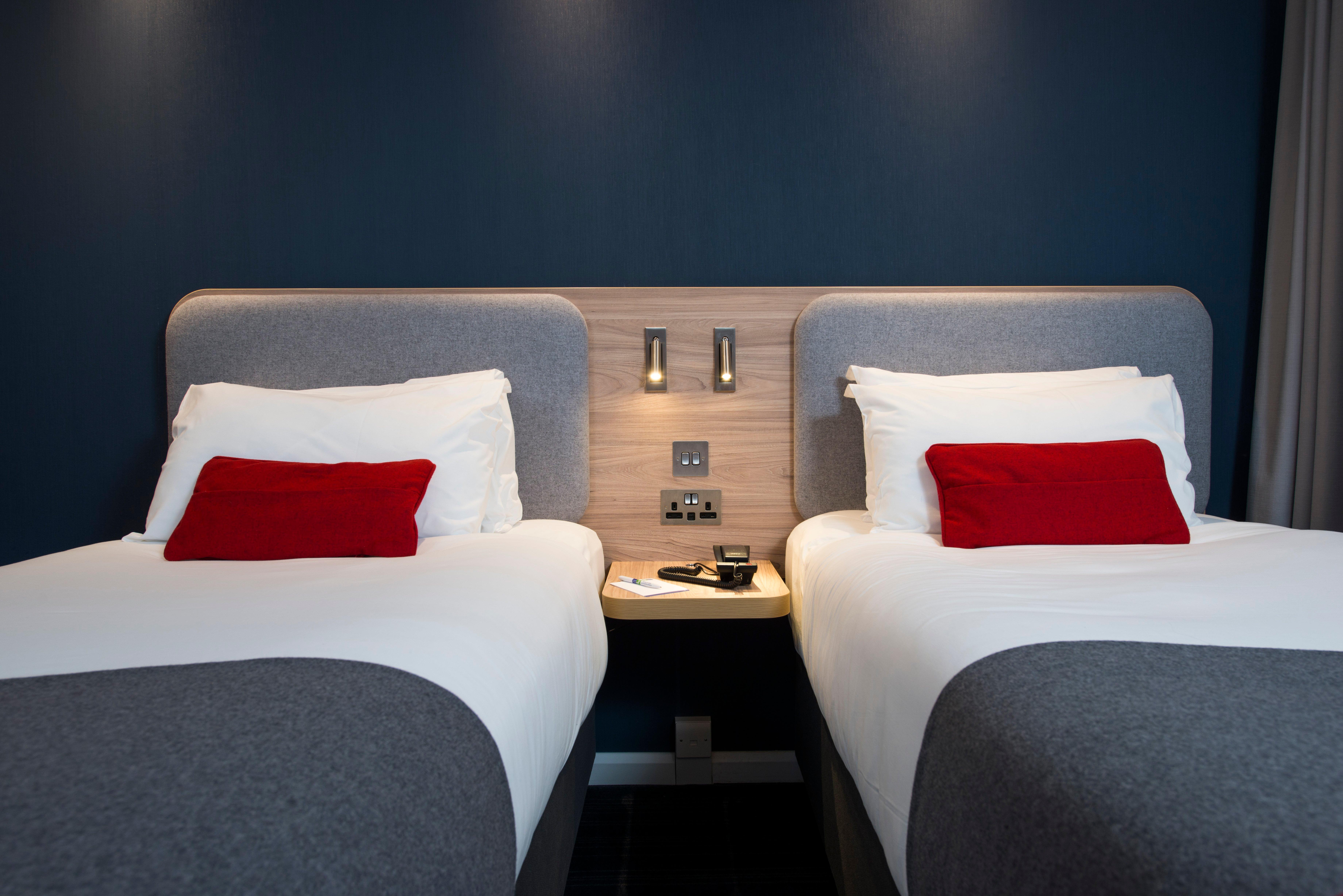 Holiday Inn Express Bath By Ihg Exterior foto