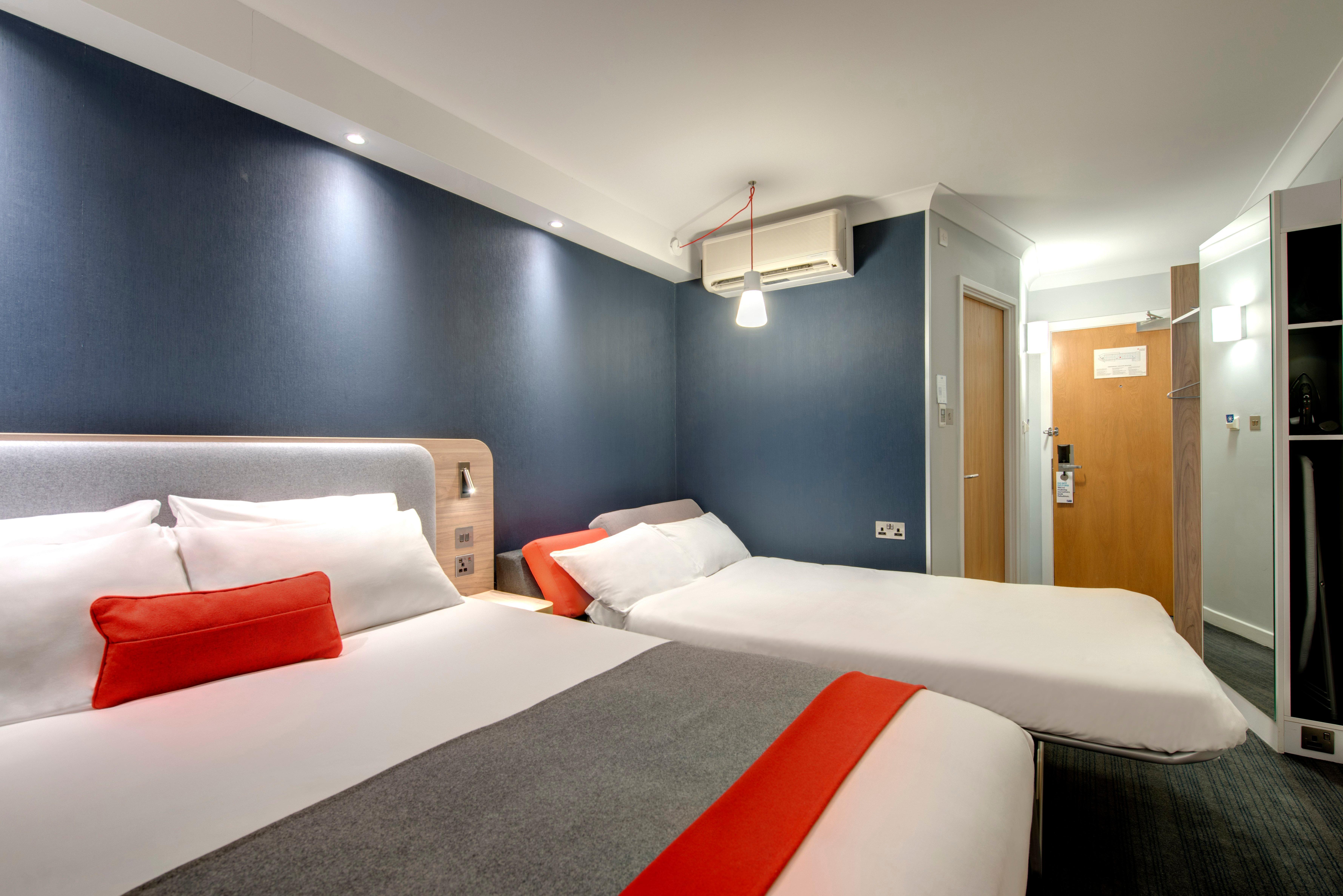 Holiday Inn Express Bath By Ihg Exterior foto