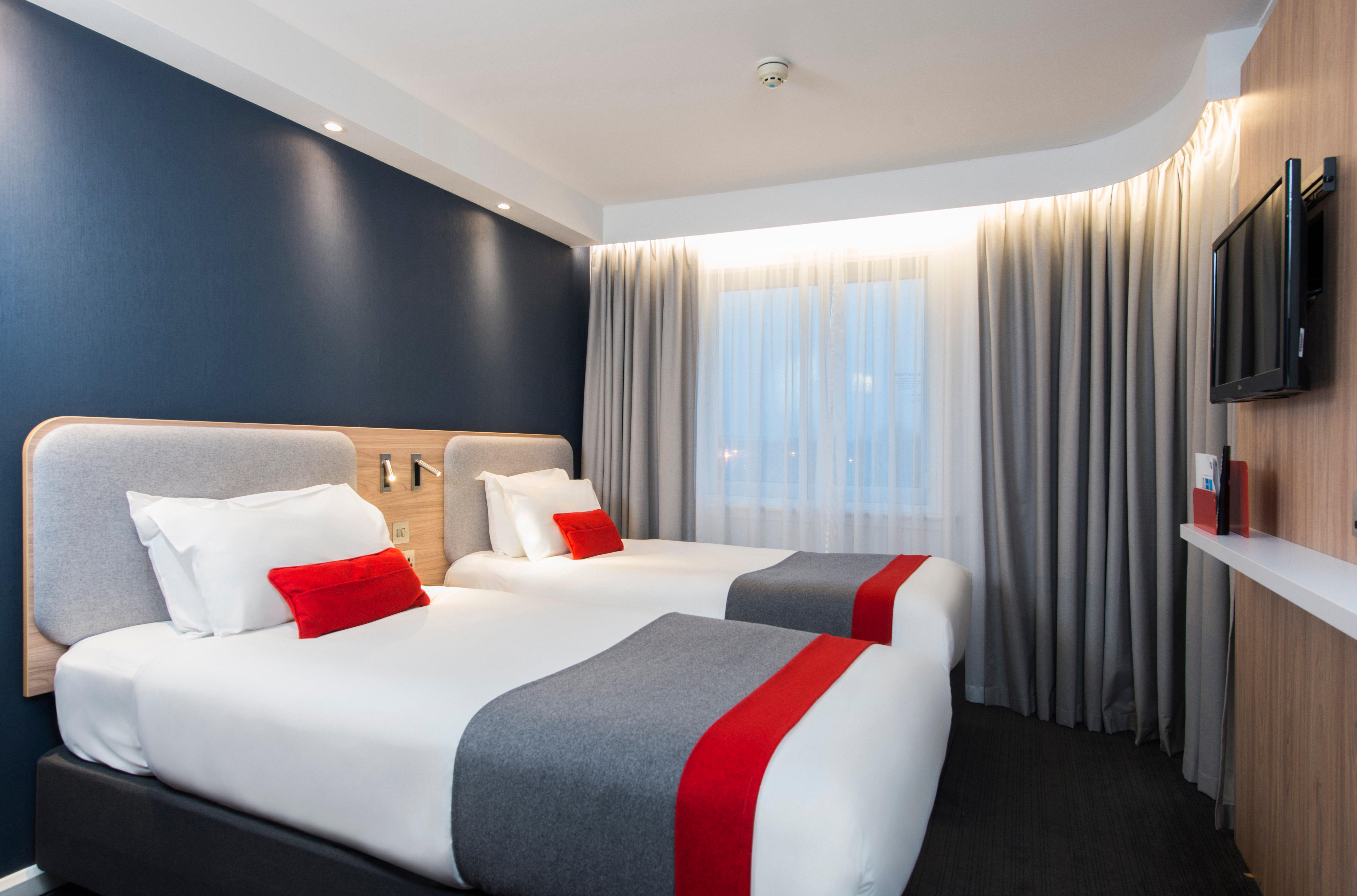 Holiday Inn Express Bath By Ihg Exterior foto
