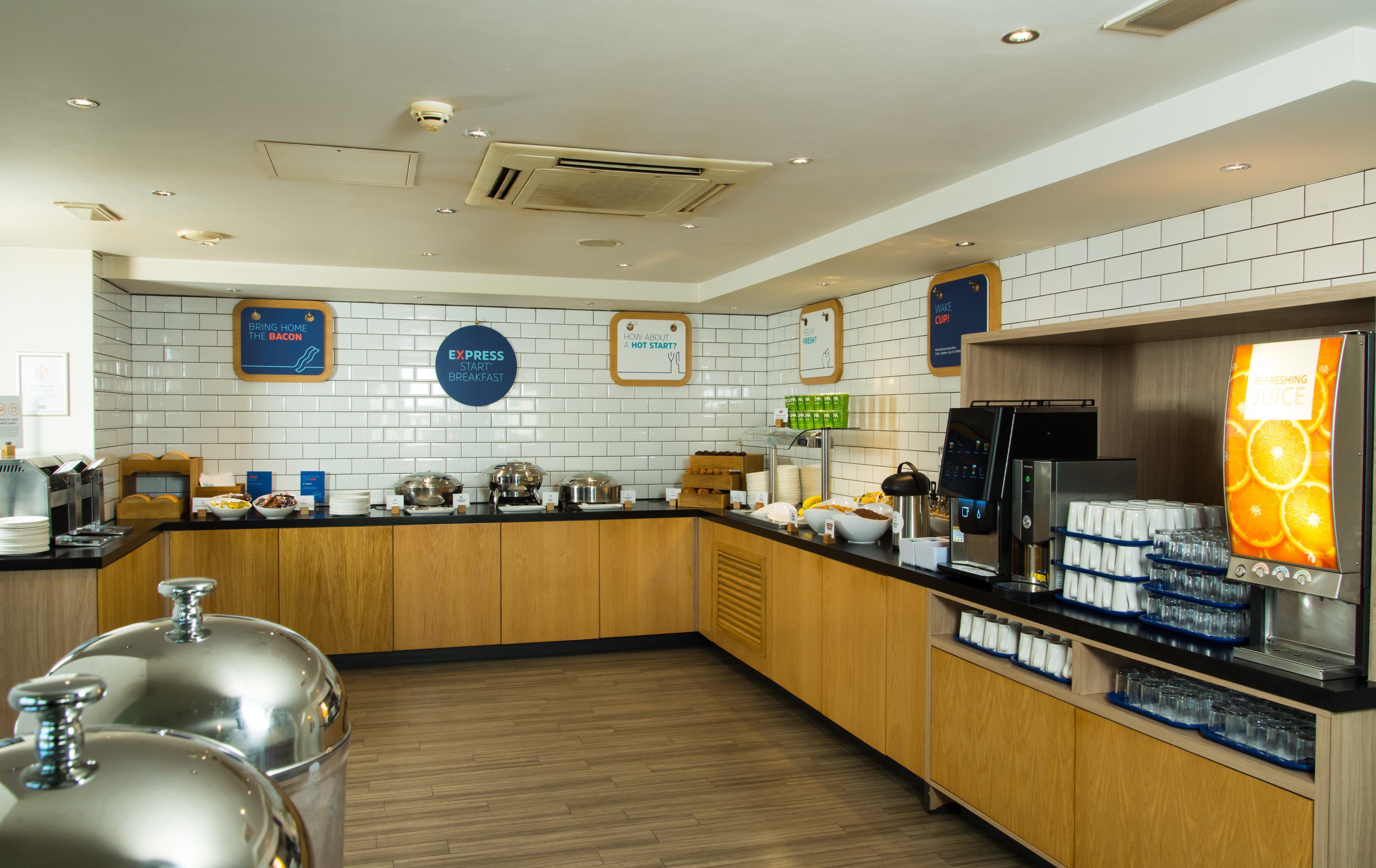 Holiday Inn Express Bath By Ihg Exterior foto