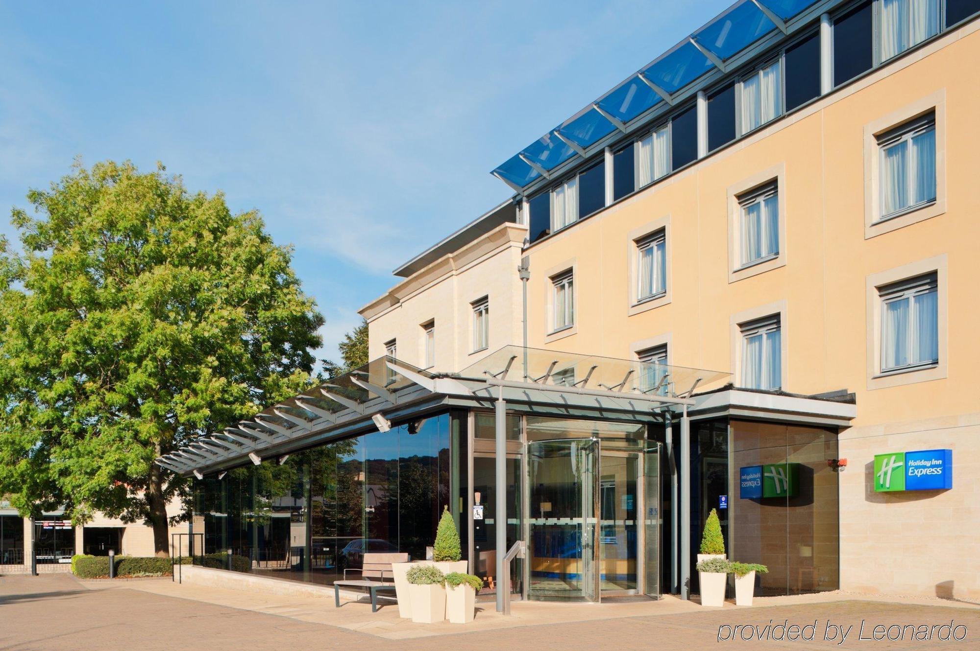 Holiday Inn Express Bath By Ihg Exterior foto