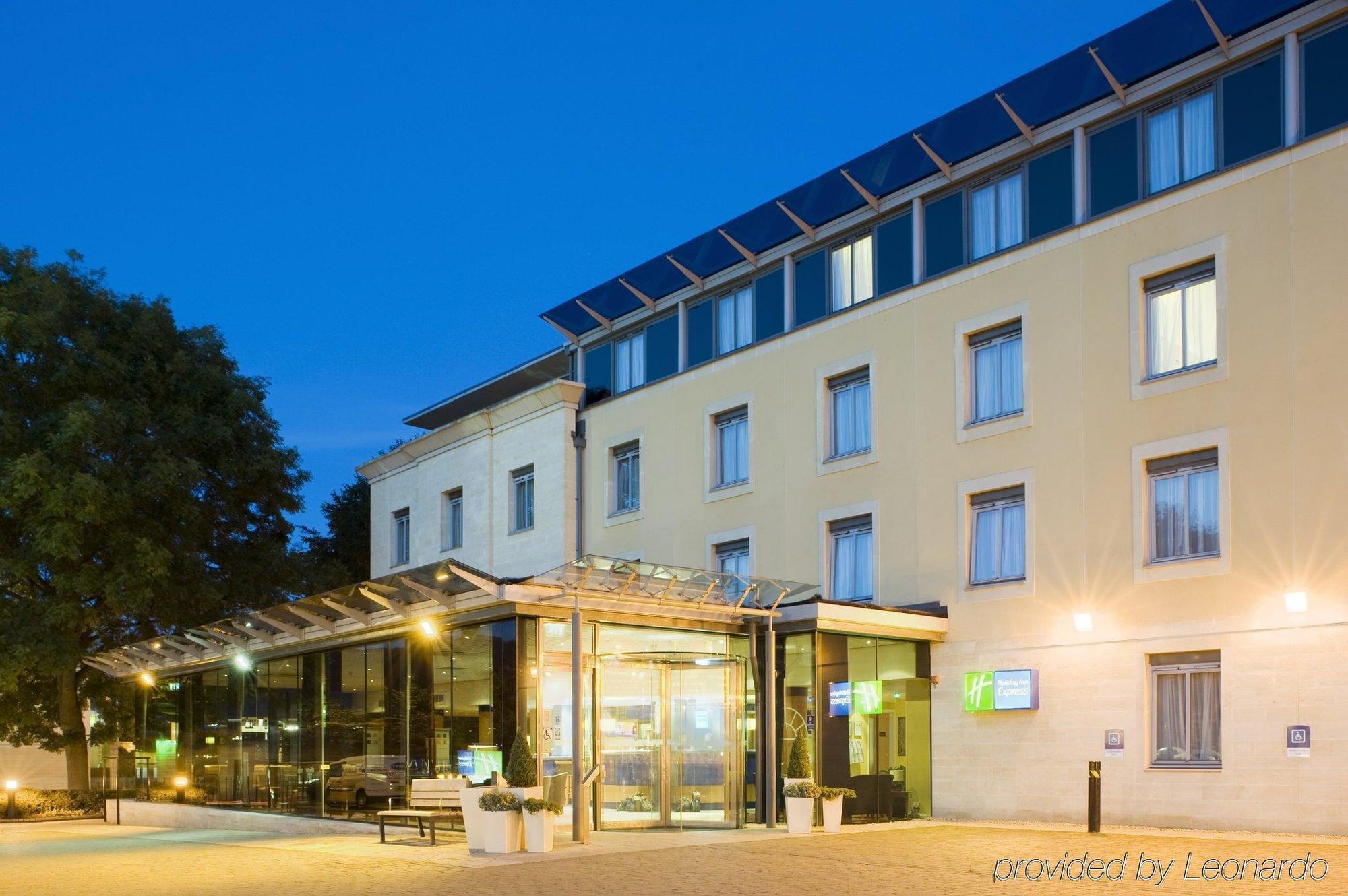 Holiday Inn Express Bath By Ihg Exterior foto