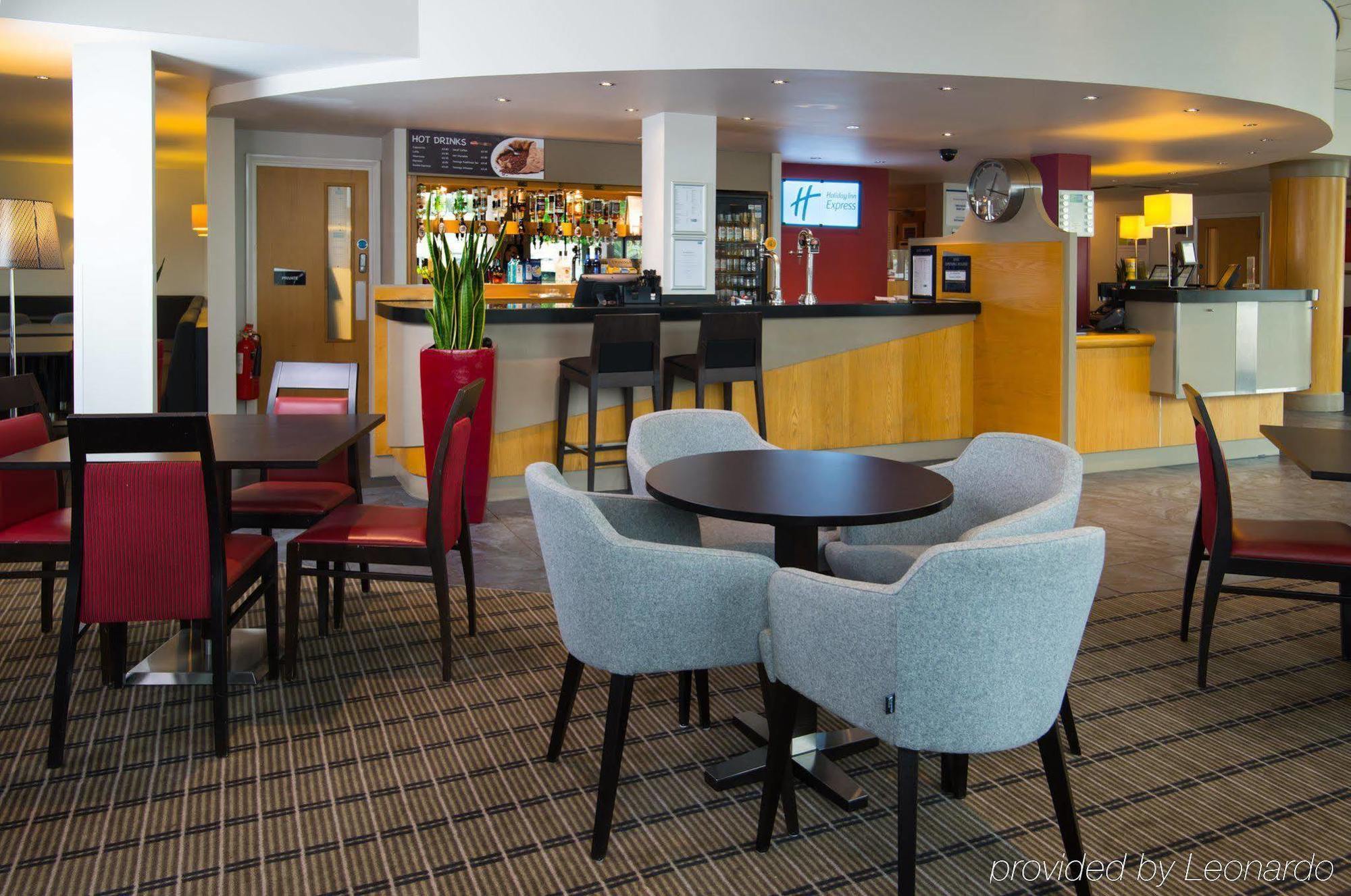Holiday Inn Express Bath By Ihg Exterior foto