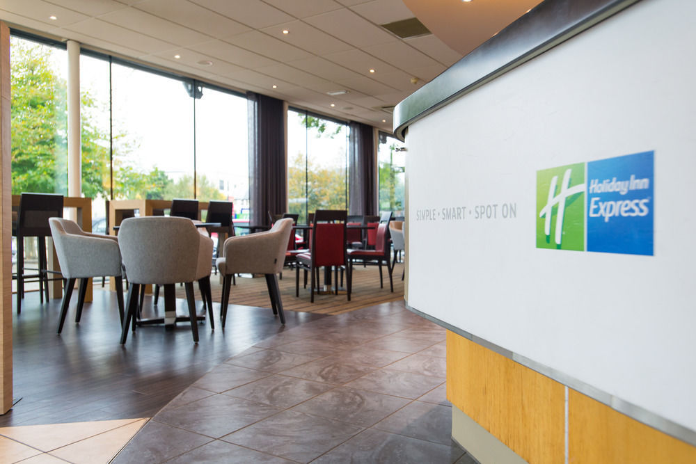 Holiday Inn Express Bath By Ihg Exterior foto
