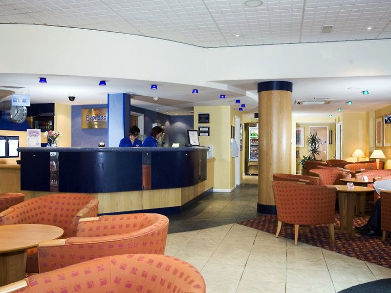 Holiday Inn Express Bath By Ihg Exterior foto